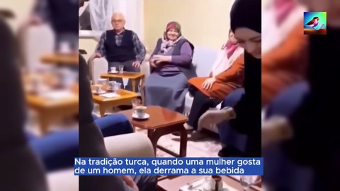 Na tradição turca, quando uma mulher gosta de um homem, ela derrama a sua bebida