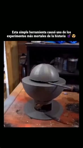 @ciencia.decoded on Instagram: "El «núcleo demoníaco» era una esfera pequeña de plutonio para investigación en la bomba atómica; demostró lo aterradora que puede ser la física nuclear sin una sola explosión. El plutonio emite neutrones al fisionarse, y si demasiados neutrones vuelven al núcleo, puede desencadenarse casi al instante una reacción en cadena descontrolada. En 1945 el físico Harry Daghlian provocó por accidente esa reacción cuando un ladrillo reflector de neutrones quedó demasiado ce
