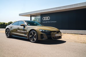 Mit dem Vitra Design Museum verbindet uns das Interesse an hoher Designqualität, Designhistorie und Zukunftsfragen. Die Art Basel 2023 bot jetzt den Anlass, dieser Partnerschaft ein weiteres Kapitel hinzuzufügen: mit progressiver Technologie, leidenschaftlicher Kreativität und inspirierenden Denkanstößen. Der Audi Progress Talk zum Thema Farbe und Design im Rahmen der „Colour-Rush!“ Ausstellung des Vitra Design Museums und der zukunftsweisende Audi skysphere concept haben die Besucher_innen auf 