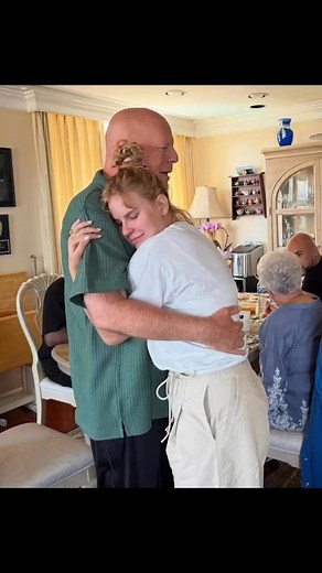 Tallulah Willis recently posted photos on Instagram with her dad Bruce Willis and fiancé Justin Acee during their visit to her grandmother's house. They had a lovely time together, and Tallulah expressed her gratitude for the family time.✨ | Karinha