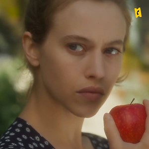 Séduisantes, fascinantes, enigmatiques... Les femmes chez Anne Fontaine ne manquent pas de charme ! Découvrez sa revisite charnelle du célèbre conte, #BlancheCommeNeige, avec Lou de Laâge et Isabelle Huppert, actuellement au cinéma. | AlloCiné