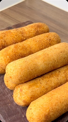 Matheus Camargo on Instagram: "Enroladinho de Salsicha Ingredientes: 1 xícara de água 1/2 xícara de leite 1 colher de sopa de margarina 1 caldo de galinha em pó 1 pitada de páprica defumada 1 colher de café (rasa) de sal 1 xícara e meia de trigo 8 salsichas já fervidas Ovo, leite e farinha de rosca para empanar #enroladinho #salsicha #salgados Qual enroladinho vocês preferem?"