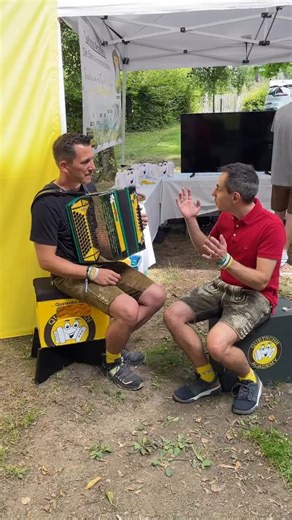 2.8K views · 609 reactions | Tag 2 ist vorüber und wir sind überglücklich so viel Freude mit der Steirischen Harmonika verbreiten zu dürfen! 朗 Es war schön mit jedem einzelnen von euch zu „quetschen“ und zu quatschen!  Heute geht’s in die letzte Runde, wenn du uns noch am Rhön Harmonika Fest 2025 besuchen möchtest!  | Quetschn Academy - Die Steirische Harmonika Schule | Facebook