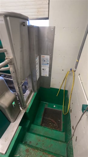 Kompakt, stark, kompromisslos 💪🐄✨ Der Dairy Robot R9500 überzeugt mit seinem kompakten Melkarm, der speziell für den Stallalltag entwickelt wurde und extrem widerstandsfähig gegen Kuhtritte ist 🦵🐮🔧 Dank der Grube hinter der Kuh hat der Bediener jederzeit einen perfekten und ergonomischen Zugriff auf das Euter 👌🥛 Durchdachte Technik für den täglichen Einsatz – robust, kompakt und konsequent auf Effizienz ausgelegt 🚀⚙️ Entwickelt von GEA. | Seeber Paul Landmaschinen