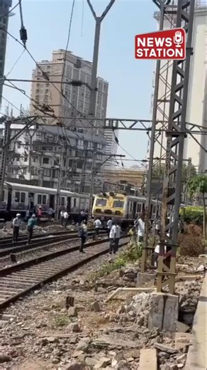 Blunder Averted at Mumbai CSMT as Two Local Trains Enter Same Track ‪@NewsStation‬