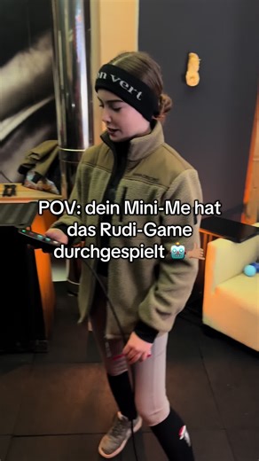 Fibi macht Vicky Cosplay – Part 2 🎢🐎 Letztens durfte Fibi mal kurz den Unterricht übernehmen 😜 Ihre liebe Freundin Antonia war direkt ihre erste Probandin. Ich kenne Fibi, seit sie vier Jahre alt ist – also bitte alles nicht zu ernst nehmen 😅 Man merkt aber trotzdem, dass sie in meiner Schule ist 🙂‍↕️🤌🏽✨ Und jetzt ihr: 👉 Was würdet ihr auf Rudi als Erstes ausprobieren wollen? 👀🔥 #reitsimulator #equestriansimulator #pferdesport #hobbyhorsing #hobbyhorse