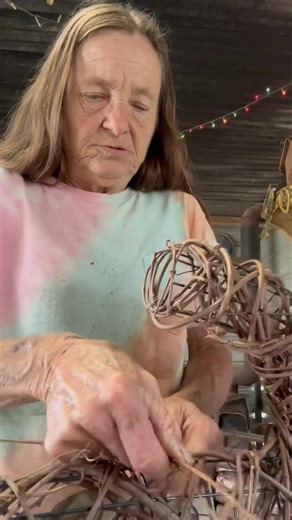20K views · 916 reactions | How to make a Grapevine candy cane. | The Grapevine Lady | Facebook