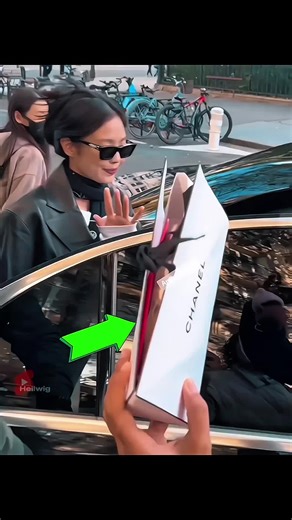 Le garde du corps de Lisa est-il trop strict… ou est-ce qu’il la protège simplement ? 🤔💖 #lisa #blackpink #bodyguard #kpop