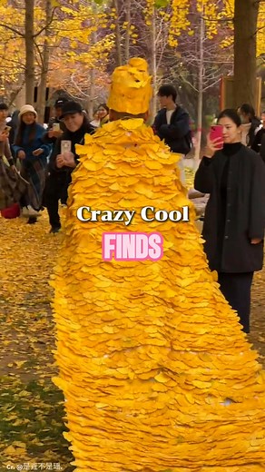 How do you dress for peak autumn vibes? Try these leaf-inspired fall looks! 🍂 When the ground turns into a carpet of leaves, fashion gets creative! Which style is your favorite? 🥰 Cr. Social media #autumnvibe #fall #fashion #creative #fallenleave #Chinatrend | 華夏focus