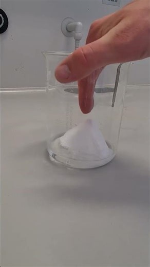 Aceton verspeist Polystyrol, Similia similibus solvuntur