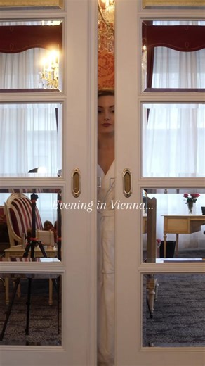 Getting ready for a cocktail hour in 1950s style in Vienna ⚜️ Dress: