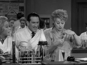 The Lucy Show S01E26 Lucy and Viv Take Up Chemistry