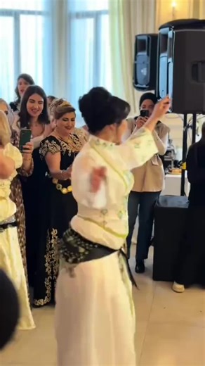 Danse Kabyle à Paris : Performance Culturelle