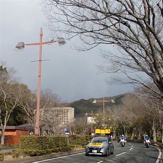 柴田 まゆみ on Instagram: "2026年2月8日(日)は 雪に選挙、マラソン、チョコレートフェアと 内容濃い１日でした。 マラソンは男子と女子の間は10分程でしたが 一気に天候が豹変し吹雪に😯 寒すぎて山口市中心商店街で開催の チョコレートフェアへ。 アーケードがあれど場所により 隙間から雪が鋭く入り込むし 吹雪いて道路に積もっていく… 大変な開催日になりましたがそれでも 多くのお客様で賑わっていました🍫 最初に千本引きに挑戦🙌 1回300円のお楽しみ♪ #パティスリーナツキ さんをゲット〜✨ →@patisserie_natsuki_2020 #なかや菓子店 産の揚げまんじゅうや チョコレートういろう✨ →@nakayakashiten #藤原米穀店coicoi さんの カレースープ →@coicoi.7982 #ルミトロン山口南店 さんの 食パン →@lemitron_yamaguchi お茶の鴻雪園 さん →@kousetuen 西田コーヒーさん →@nishida_coffee 山世水産さん →@y_fisheries プチラパンさん 御堀堂さん … お買い