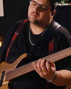 🙌 Classy! The five-string fretless HBZ-2005FL from the Harley Benton Deluxe series has a mahogany body, a continuous, five-stripe neck made of ovangkol, nato and mahogany as well as a fretless black walnut fretboard covering two octaves. ✨ @lukas_bierbrauer #harleybenton #harleybentonofficial #yourstlyeyourgear #bass #basses #harleybentonbass | Harley Benton