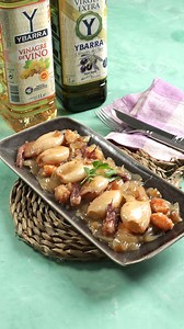 🦑 CHIPIRONES ENCEBOLLADOS EN SALSA con el toque perfecto de nuestro Vinagre de Vino🧅✨ Una receta fácil, saludable y deliciosa para disfrutar en familia, ¡perfecta con arroz o patatas! 🍚🥔 💛 INGREDIENTES: 🛢️ Aceite de Oliva Virgen Extra Ybarra 🍷 50 g de Vinagre de Vino Ybarra 🧅 2 cebollas grandes 🧂 Sal al gusto 🦑 400 g de chipirones limpios ⚫ Pimienta al gusto 🦐 100 g de langostinos cocidos 👨‍🍳 Elaboración: 1.- En una sartén honda ponemos aceite de oliva Virgen Extra Ybarra. Añadimos 