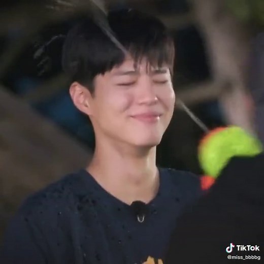 Bé Yoo Jung muốn hứng súng nước thay cho anh Bo Gum🥰