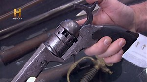 272K views · 6.1K reactions | Revivimos los mejores objetos del Lejano Oeste que han pasado por la tienda con una colección muy particular de alambres de púas, una pistola Colt Paterson de 1938 que pasó por las manos de Buffalo Bill y un rifle Winchester de 1886. Mientras tanto, Rick parece tener un nuevo enemigo entre sus clientes.  Todo esto y más en tu pantalla de History #ElPrecioDeLaHistoria | HISTORY | Facebook