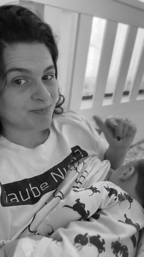 Bebelușul tău stă „lipit” de sân, uneori ore în șir? Nu e lapte puțin. Nu e „răsfăț”. Nu e „dependență”. ➡️ Se numește cluster feeding – o perioadă normală în care bebelușul mănâncă des pentru a stimula producția și a se liniști la piept. ✅ Ajută la creșterea lactației ✅ Reglează bebelușul emoțional ✅ Este SEMN că alăptarea merge Dacă ai trecut prin asta, scrie-mi „CLUSTER” și povestește-mi cum a fost. Dă follow pentru mai multe explicații IBCLC, pe limba mamelor. #alaptare #ibclc #clusterfeedin