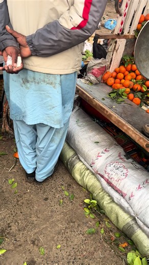 29-12-2025 پاک پتن منڈی پاک پتن منڈی میں فروٹر آج انتہائی کم ریٹ پر فروخت ہو رہا ہے 🍅 ساٹھ (60) روپے کلو کے حساب سے منڈی کے اندر عام فروخت جاری ہے، خریدار اپنی مرضی کے مطابق جتنا چاہیں خرید رہے ہیں 💸 آج کا تازہ منڈی حال، مکمل ویڈیو دیکھیں 👀🔥 #PakpattanMandi #FruitRate #VegetableMarket #TikTokMandi #DailyRates 🍎🥬📉