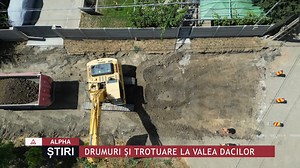 Vești bune pentru locuitorii din Valea Dacilor! Au început lucrările pregătitoare pentru asfaltarea tuturor străzilor din localitate, parte din cel mai amplu proiect de modernizare derulat vreodată aici. Prin Programul Național de Investiții «Anghel Saligny», satul va beneficia de reabilitarea a 49 de străzi, cu o lungime totală de peste 12 kilometri, și de construirea a aproximativ 20.000 de metri pătrați de trotuare noi. | Alpha Media
