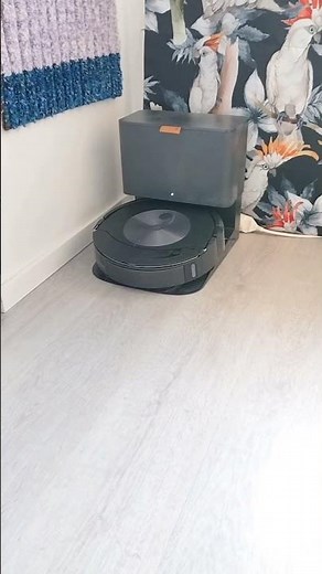 Roomba Combo j7+ - Emptying its own dustbin (loud!)