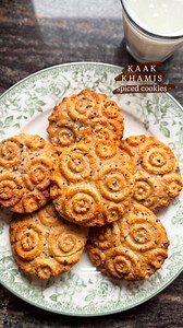 Kaak Khamis is a traditional Lebanese spiced bread that’s semi sweet and often flavoured with aniseed & warm spices 😋 unlike your traditional butter cookie this texture is dryer & bread like - it’s firm & crisp on the edges & softer in the middle making it perfect for dunking in tea or milk! It’s often also known as Kaak Al Eid, Kaak Al Abbas or Mra2ad depending on region 🇱🇧 & it popular during religious festivities, who’s a fan ? Let me know if you’d like the recipe! #kaakkhamis #kaak #kaaka