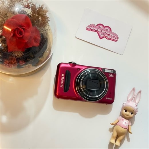 00s early camera digital & phone on Instagram: "FUJIFILM FINEPIX T200 body 9,8/10 14.1 Megapixels (with CMOS SENSOR) all functions normal highly recommended!! 💅🏽 IT GILRS CAM 💋 with a tons of effect dan mode 📸 Mincole’s Fav 🤩 minus : ❌❌❌ price : 2,550k / 2,550,000 IDR (2,55 jt) includes: battery original charger memory card free : -pouch -strap -card reader (if available ‼️) ⚠️ PLEASE READ ♡ 📸 This digicam is a vintage item (not brand new) ✨ Condition is as shown in photos & videos (normal