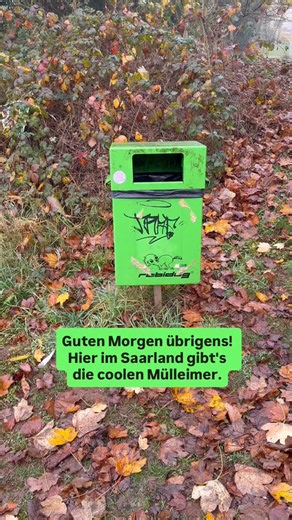 JAMES on Instagram: "#dogmomlife🐾 Gestern waren wir mit James zu Besuch bei Freunden im Saarland. Und da gibt es es einfach die besten Mülleimer 😂 Warum? Ich hab den Kacko-Beutel-Weitwurf vor nem Jahr oder so bei @marlo_mittendrin gesehen (übrigens einer der witzigsten Accounts hier) und dachte mir: „Challenge accepted” Seitdem nutze ich jeden Haufen und jeden offnen Mülleimer 😂 Und wenn ihr jetzt denkt „Man, die Alte hat echt einen an der Knaspel“ … jap! Und damit lebt es sich ganz prima. 😎