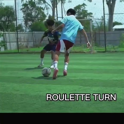 Roulette Turn toturial 💯. Am I right 👍🏻 .#footballvideos #skills #soccer #toturial #fyp