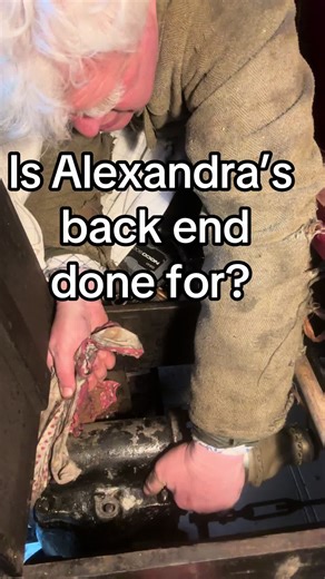 A close examination of Alexandra’s back end. Yes it’s worn but is it worn out. this is what I have to decide. #amateurmechanic #differential #earlycar #wormgear