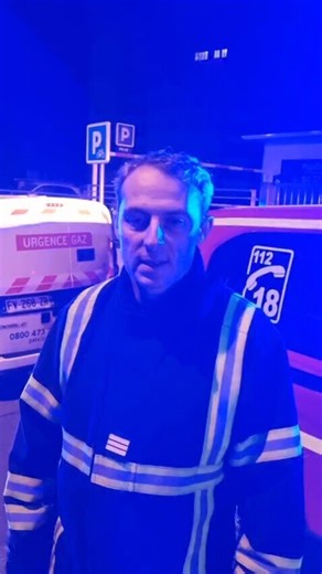 🔴 Capitaine Brouchud, commandant des opérations de secours sur le feu de la Croix-Rousse : « Nous avons pris en charge une victime brûlée aux mains. Actuellement, le feu est circonscrit. » #Lyon ➡️ https://l.leprogres.fr/DlM | Le Progrès Lyon