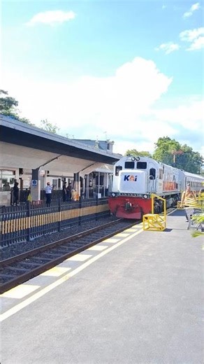 KERETA API PENATARAN DI STASIUN KOTA MALANG