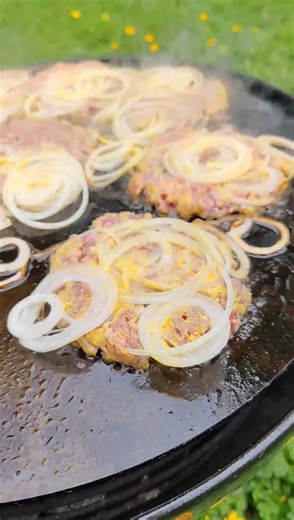 The Oklahoma Smash Burger that belongs on your menu – French's Mustard x Artust BBQ