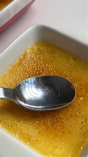CREME BRULEE DE AMELIE - Todos amamos la forma de ver el mundo que tenía Amelie. En honor a ella: la receta del crème brûlée. Ingredientes Yemas de huevo – 5 u Crema de leche – 720 ml Chaucha o esencia de vainilla – c/n Azúcar – 150 g Procedimiento 1. Calentar la crema de leche junto con la chaucha de vainilla. Debe estar bien caliente, pero sin llegar a hervir. 2. En un bowl, colocar las yemas con el azúcar y mezclar suavemente para integrarlas, sin batir. En caso de usar esencia de vainilla, a