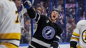 Lightning score 3 in 3rd period to rally past Bruins