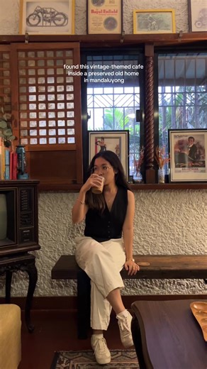 behind this red gate in mandaluyong is a vintage-themed cafe inside a beautifully preserved old home. this cafe is proof that the best spots are hidden in plain sight 📺 #cafeph #coffeetok #hiddencafe #manilacafe #mandaluyong