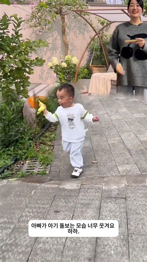 Dad taking care of the baby is so funny, haha./ 아빠가 아기 돌보는 모습 너무 웃겨요 하하. 😂