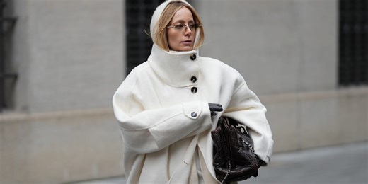 El abrigo largo, blanco y sofisticado de Zara que las elegantes han convertido en su imprescindible
