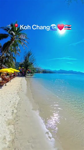 @🆅🅻🅾🅶2🅶🅾 Stell dir vor du wachst auf und hörst nur das Meer 🌊😍 kein Stress keine Termine nur pure Freiheit 🏝️✨ Willkommen auf Koh Chang am Chai Chet Beach 🇹🇭🌴 ein Ort den viele noch nicht kennen aber nie vergessen 🤫💎 Feiner Sand unter deinen Füßen 👣🤍 kristallklares Wasser das dich sofort reinzieht 🌊😮‍💨 Sonnenuntergänge die einfach unreal aussehen 🌅🔥 Du sitzt am Strand mit einem frischen Coconut Drink 🥥🍹 Palmen bewegen sich im Wind 🌴🌬️ und du merkst plötzlich genau das is