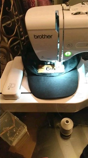 Embroidering on a hat Brother SE 625