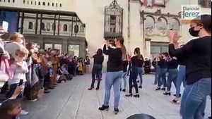 'Flashmobs' por bulerías: Así celebra Jerez el Día del Flamenco Las Plazas de Las Angustias, Banco, Romero Martínez (Teatro Villamarta) y La Asunción vibran con alegría y color en la participación, en total, de unas 300 personas. Vídeo: Manuel Aranda | Diario de Jerez