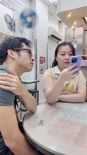 【金鳳茶餐廳！沙爹牛米菠蘿包引爆味蕾記憶】 老字號金鳳今次實測： ▫️ 沙爹牛肉米粉 - 湯汁掛粉一流 ▫️ 新鮮出爐菠蘿包 - 脆皮無得輸 ▫️ 懷舊雞批 - 酥皮層次爆炸 ▫️ 傳統蛋撻 - 牛油香曲奇底 🔥 兩人一致認證！ 👇 你最想試邊樣？留言話我知！ 📍灣仔春園街41號春園大廈地舖 #金鳳茶餐廳 #港式早餐 #沙爹牛肉米粉 #菠蘿包 #香港老字號 #茶記美食 #香港情懷 #美食測評 #林作 #Flora | 林作Jolam