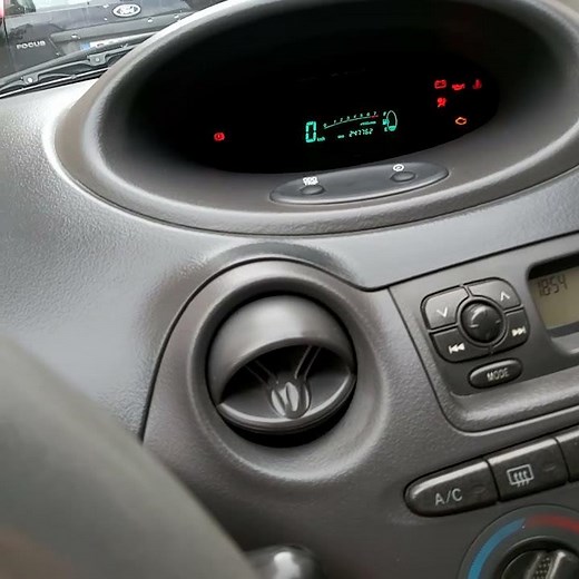 2001 Toyota Yaris 1.0 VVT-i start up.