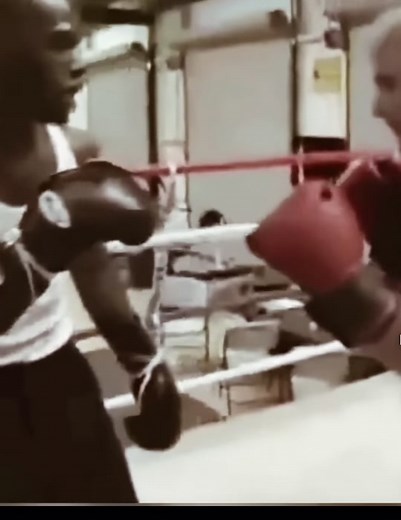 A brilliant and simple explanation of the Philly shell from the master of it Floyd Mayweather #boxing #amateurboxing #mayweather #boxer #boxeo