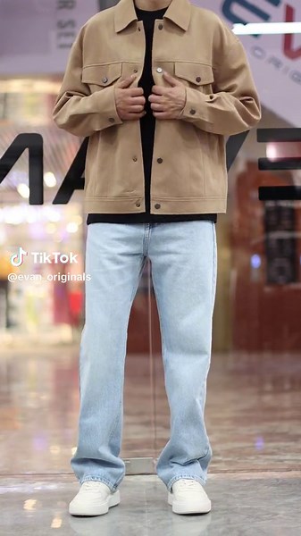 Styling Baggy Jeans with Trucker Jacket for Men