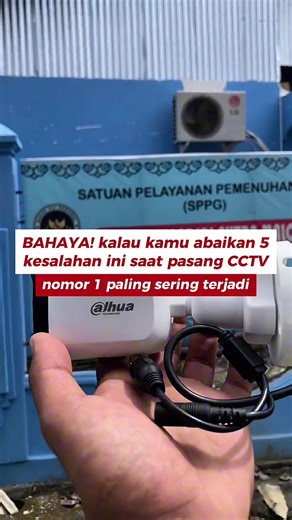 sudah tau? Kesalahan Umum dalam Pemasangan CCTV: 1. Pemasangan Terlalu Tinggi Masalah: Memasang kamera terlalu tinggi membuat wajah sulit dikenali, terutama di malam hari. Solusi: Ketinggian ideal adalah 2,5 – 3 meter agar area terekam dengan jelas. 2. Arah Kamera Kurang Tepat Masalah: Terlalu fokus pada jalan raya namun mengabaikan titik rawan masuk seperti pintu atau garasi. Solusi: Pastikan semua akses masuk utama terpantau oleh kamera. 3. Pencahayaan Buruk Masalah: Tanpa bantuan cahaya tamba