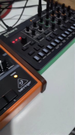 ⚡🎧 Lito 808 Mx | Dj & Producer 🎧⚡ on Instagram: "No computer, just synthesis 👾 #technojam #synthjam #behringer #donner #roland"