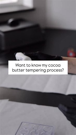 Let us talk about coloured cocoa butter. Because if you are heating it up in the microwave to 30°C and calling it a day – you are not alone. But you are also not necessarily tempering it. And that might be the reason your colours are not sticking to your chocolates. Or your shine is not showing up. Or your cocoa butter is pooling in the mould instead of setting in the beautiful design you envisioned. Over the years, I have tested different ways to work with coloured cocoa butter – and when it co
