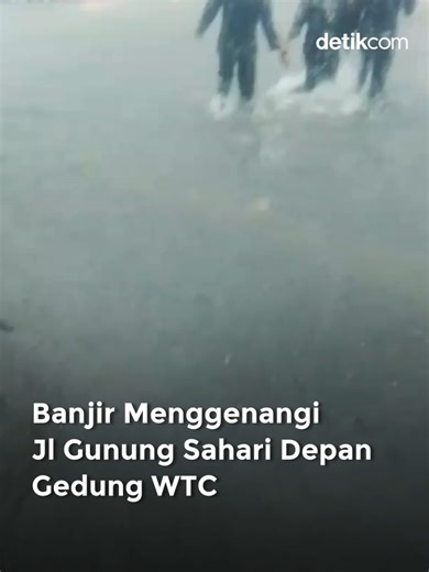 Intensitas hujan tinggi telah membuat ruas jalan Gunung Sahari depan Gedung WTC, Jakarta Utara. Terlihat kendaraan roda tidak melintas bahkan ada yang mogok sehingga dibantu anggota TNI untuk masuk ke markas Pangkalan Utama TNI AL III. Informasi yang dikumpulkan detikcom, hingga menjelang siang (Senin 12/1/2026), hujan masih turun sehingga genangan air masih cukup tinggi. Hati-hati di jalan detikers.... Baca berita selengkapnya hanya di detik.com ! Video: Media sosial Creator: Jo #banjir #jakart